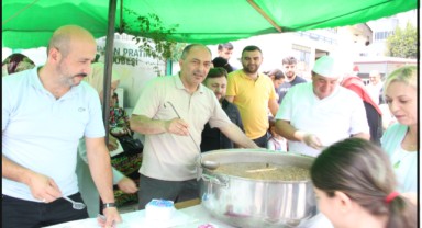 AK PARTİ BİN 400 KİŞİYE AŞURE DAĞITTI