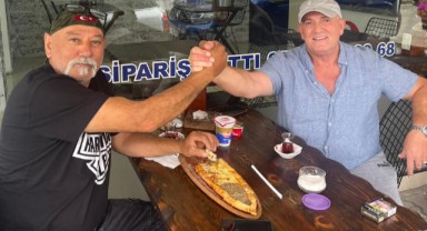 DOSTLUĞUN BÖYLESİ GÖRÜLMEDİ