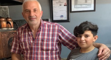 ORTAOKUL ÖĞRENCİSİ ÇAYCILIK YAPARAK OKUL HARÇLIĞINI ÇIKARIYOR